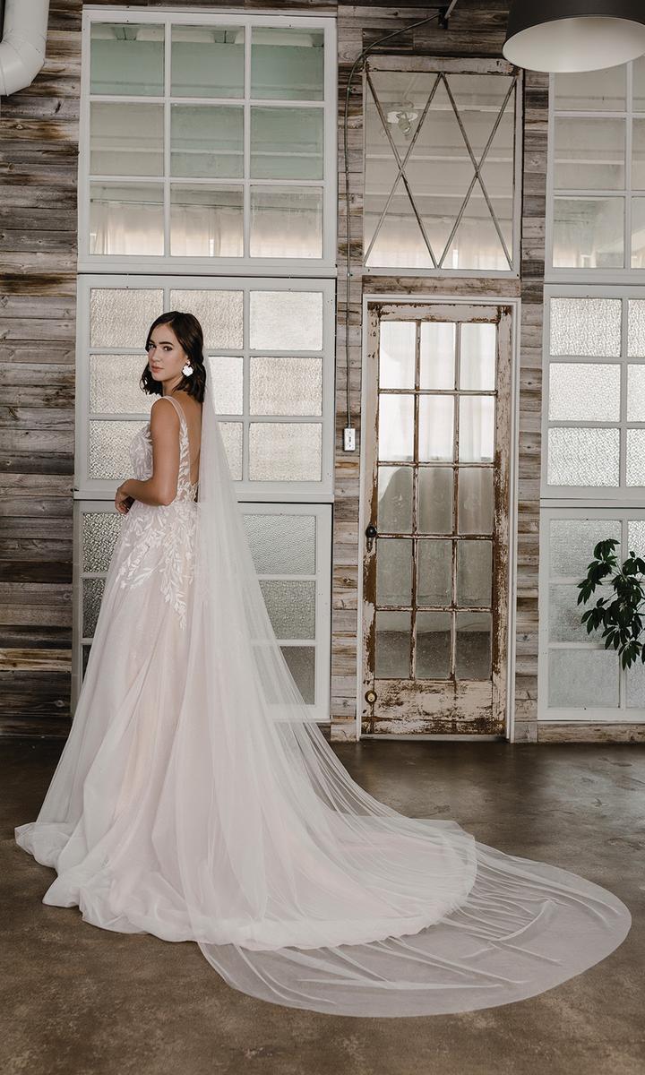 En Vogue Bridal V2103C