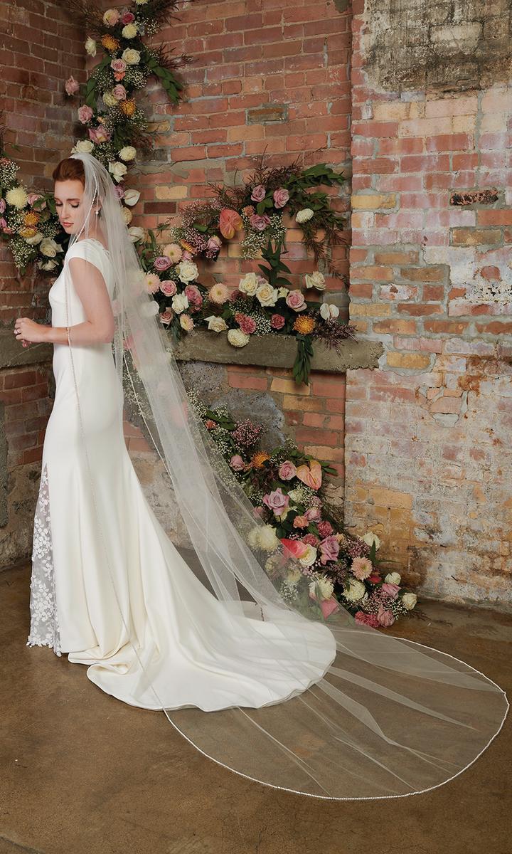 En Vogue Bridal V2104C