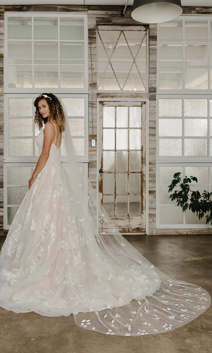 En Vogue Bridal V2193C