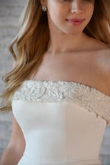 7045 (ivr) Ivory With Beaded Lace Trim detail