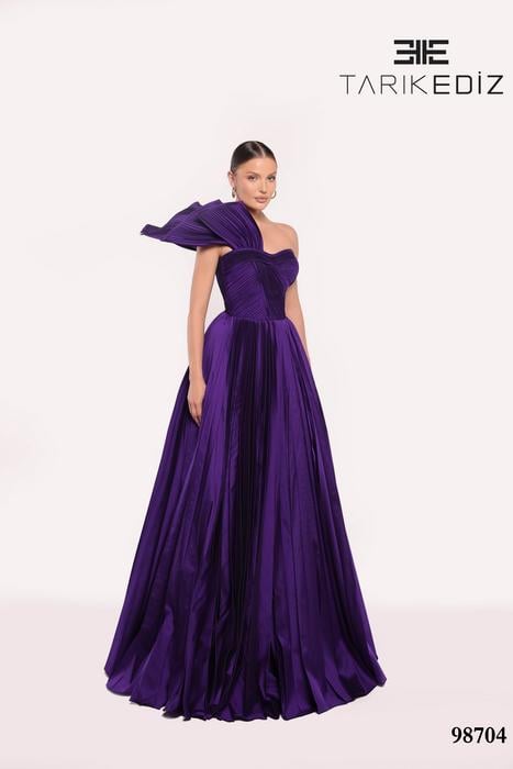 Let yourself be seduced by this feminine and unique dress collection of spectacu 98704