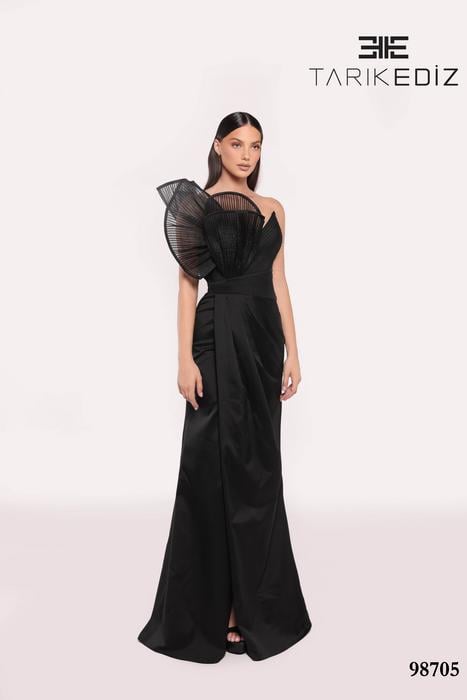 Let yourself be seduced by this feminine and unique dress collection of spectacu 98705