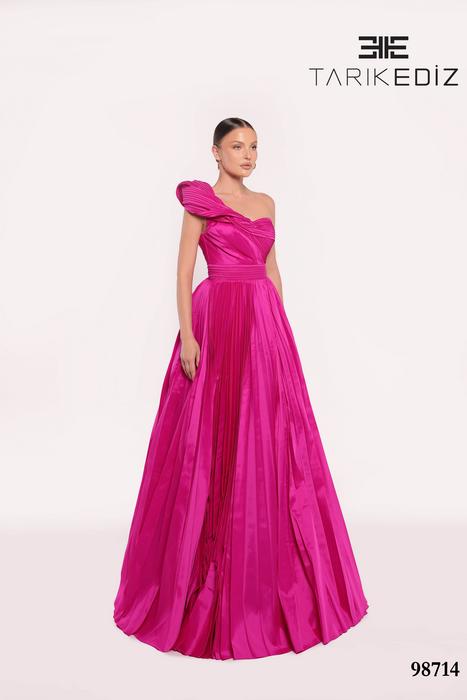 Let yourself be seduced by this feminine and unique dress collection of spectacu 98714