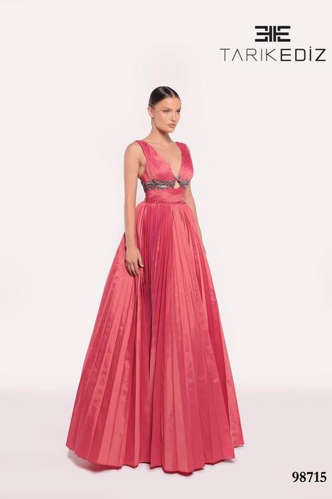 Let yourself be seduced by this feminine and unique dress collection of spectacu 98715