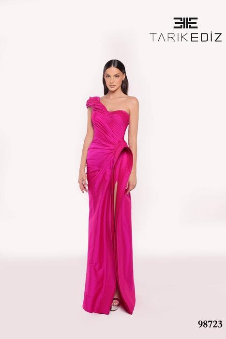 Let yourself be seduced by this feminine and unique dress collection of spectacu 98723