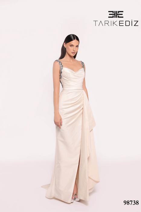 Let yourself be seduced by this feminine and unique dress collection of spectacu 98738