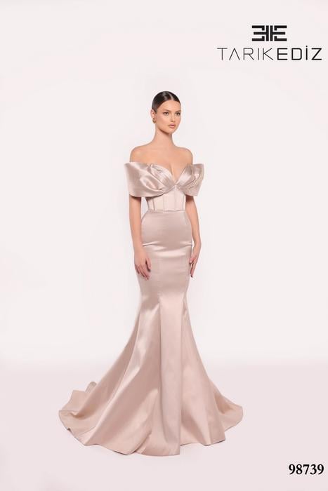 Let yourself be seduced by this feminine and unique dress collection of spectacu 98739