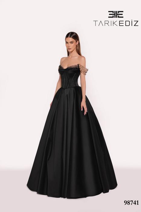 Let yourself be seduced by this feminine and unique dress collection of spectacu 98741