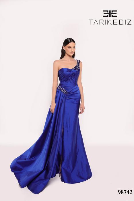 Let yourself be seduced by this feminine and unique dress collection of spectacu 98742