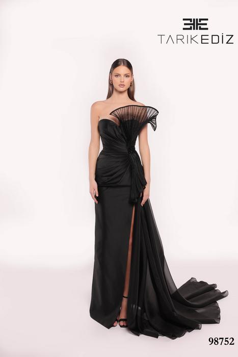 Let yourself be seduced by this feminine and unique dress collection of spectacu 98752