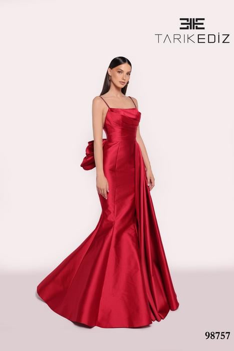 Let yourself be seduced by this feminine and unique dress collection of spectacu 98757