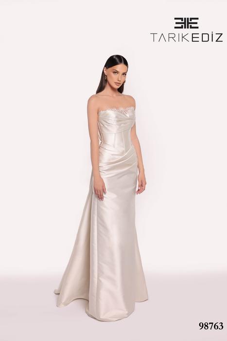 Let yourself be seduced by this feminine and unique dress collection of spectacu 98763