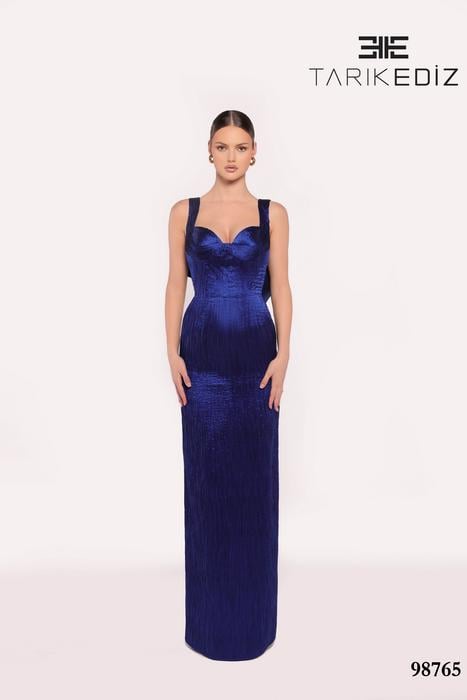 Let yourself be seduced by this feminine and unique dress collection of spectacu 98765