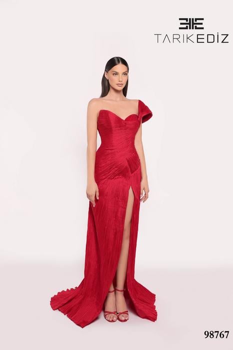 Let yourself be seduced by this feminine and unique dress collection of spectacu 98767