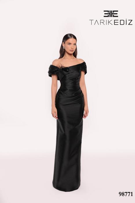 Let yourself be seduced by this feminine and unique dress collection of spectacu 98771