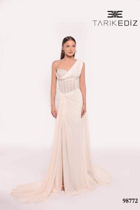 Let yourself be seduced by this feminine and unique dress collection of spectacu 98772