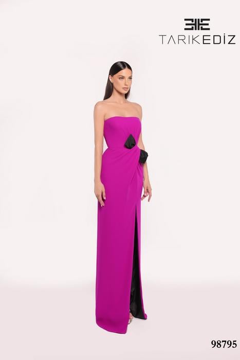 Let yourself be seduced by this feminine and unique dress collection of spectacu 98795