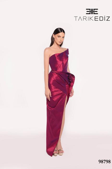 Let yourself be seduced by this feminine and unique dress collection of spectacu 98798