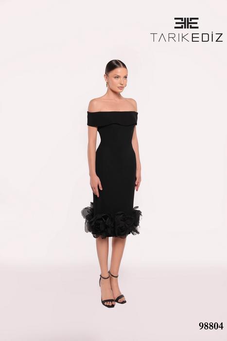 Let yourself be seduced by this feminine and unique dress collection of spectacu 98804