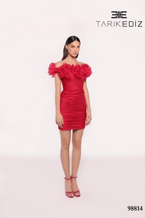 Let yourself be seduced by this feminine and unique dress collection of spectacu 98814