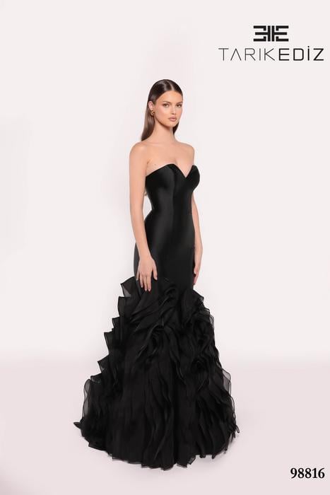 Let yourself be seduced by this feminine and unique dress collection of spectacu 98816