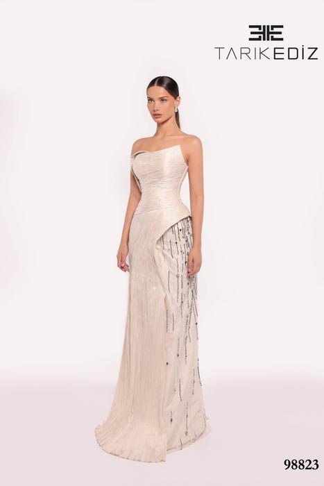 Let yourself be seduced by this feminine and unique dress collection of spectacu 98823