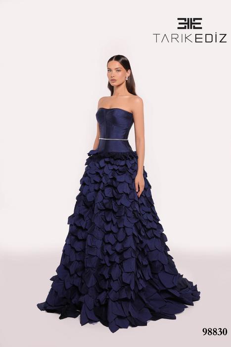 Let yourself be seduced by this feminine and unique dress collection of spectacu 98830