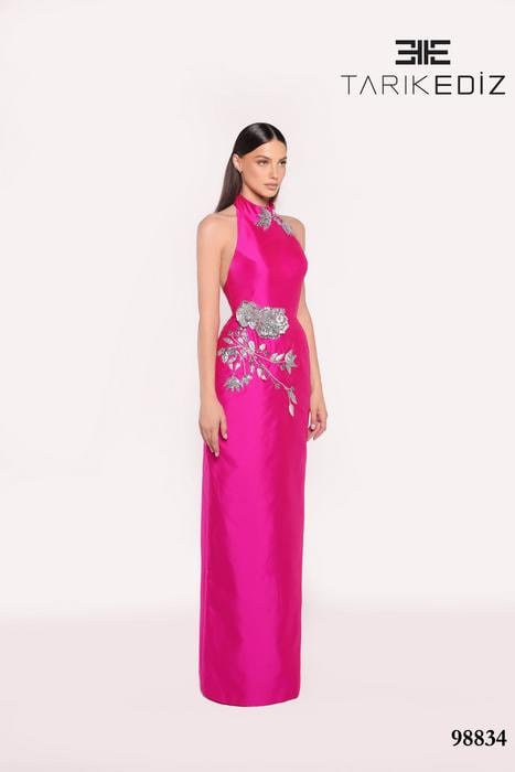 Let yourself be seduced by this feminine and unique dress collection of spectacu 98834