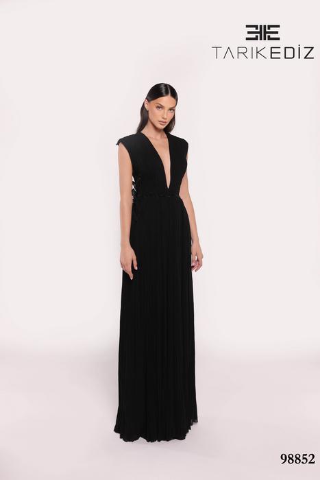 Let yourself be seduced by this feminine and unique dress collection of spectacu 98852