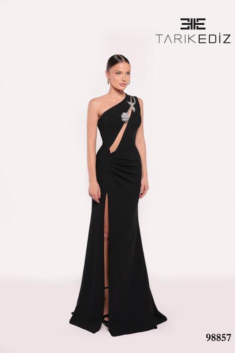 Let yourself be seduced by this feminine and unique dress collection of spectacu 98857