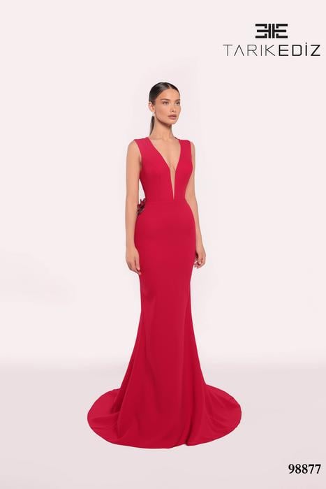 Let yourself be seduced by this feminine and unique dress collection of spectacu 98877