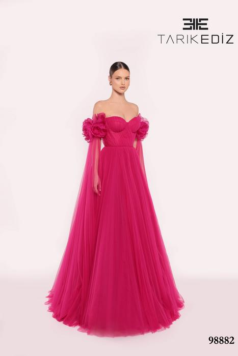 Let yourself be seduced by this feminine and unique dress collection of spectacu 98882