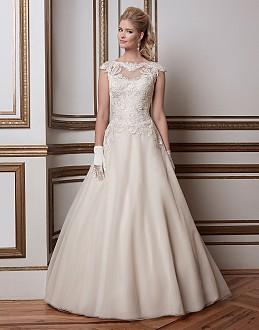 Soutache lace and tulle ball gown complemented with a sabrina neckline. 8789