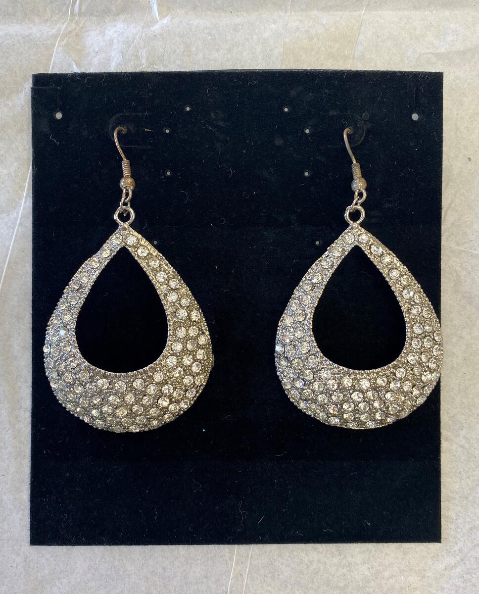 Clear/silver dangle earrings 