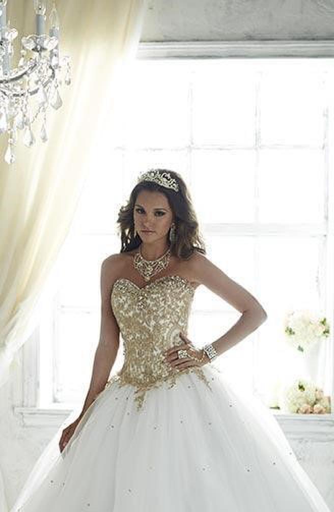 A true eye-catching quinceanera gown made with shining embroidery and emblazed with stones. 56286